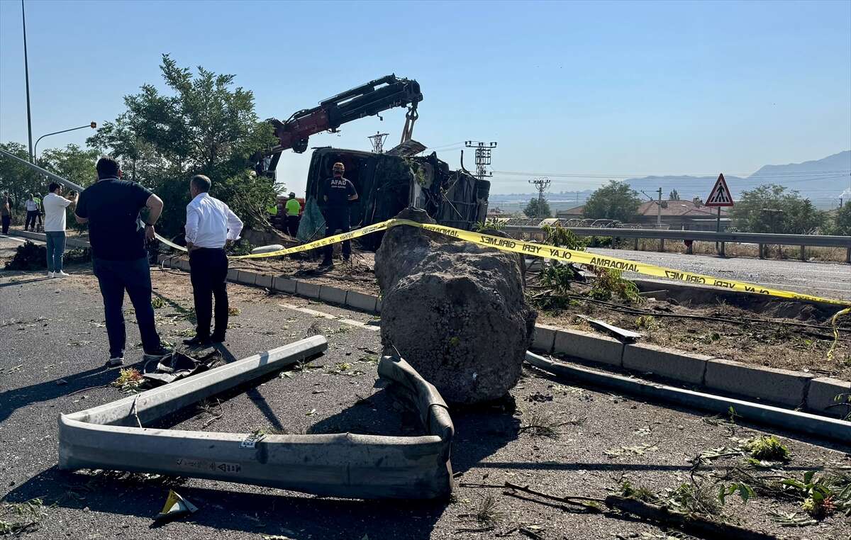 Direğe çarpan yolcu otobüsü devrildi! 20 yaralı 2
